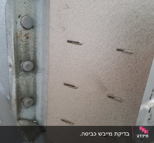 חלק מתכת עם ברגים וחלודה קלה